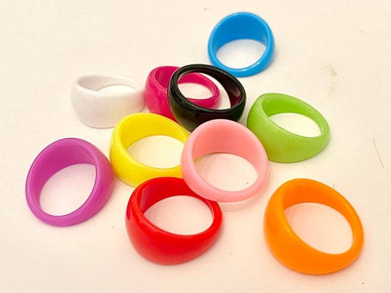 Vintage Globe Shaped Plastic Statement Rings - image 5