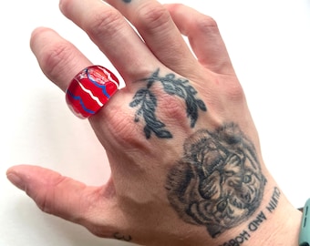 Vintage Lucite Resin Retro Bright red Statement ring w/ white & blue squiggle pattern