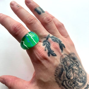 Vintage Lucite Resin Retro Green Statement ring w/ white & blue squiggle pattern