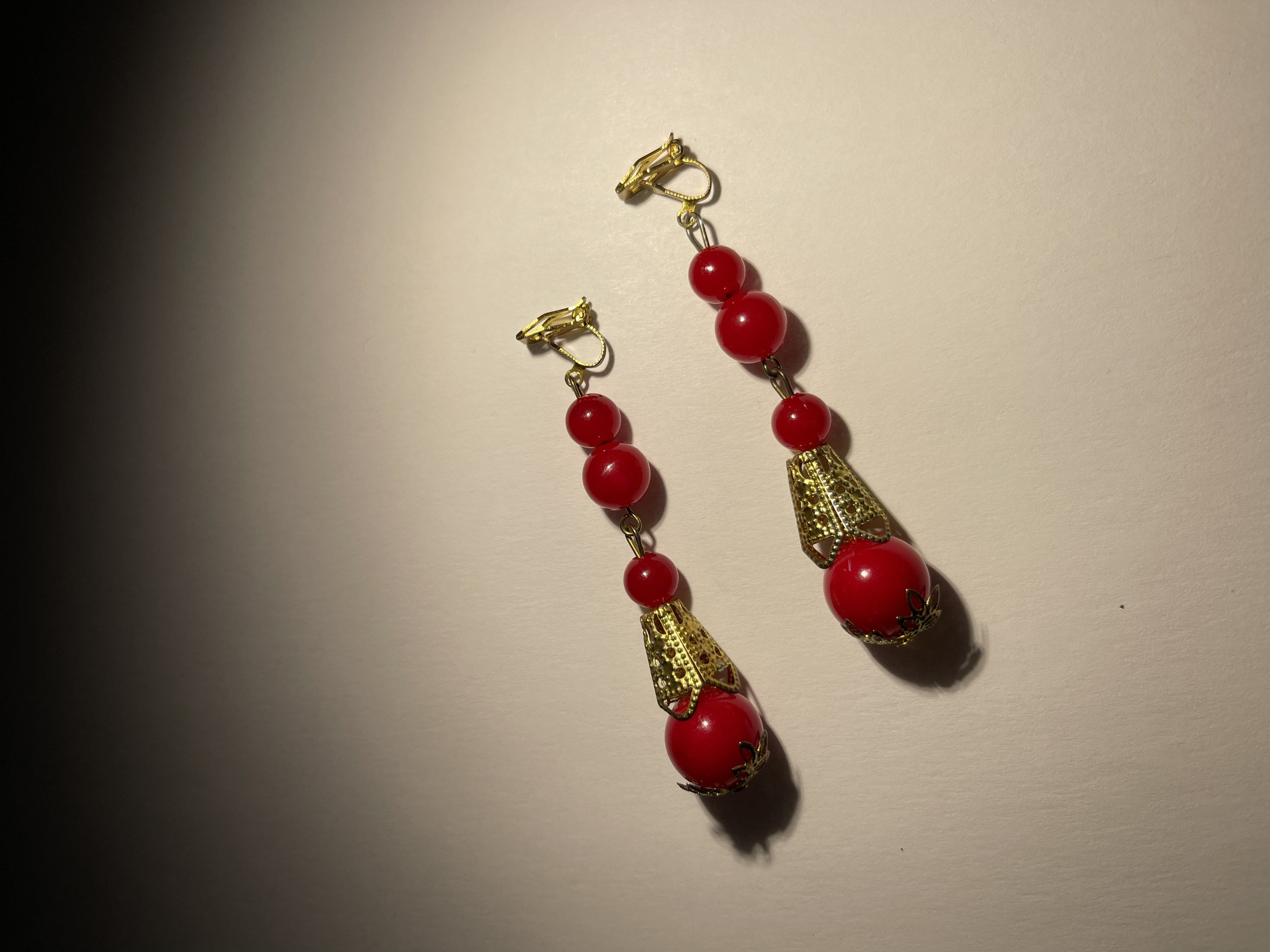 Boucle Clip Fantaisie Ancienne Avec Perles Découpées Rouge - Déco Ou Bijou - Occasion Très Bon État