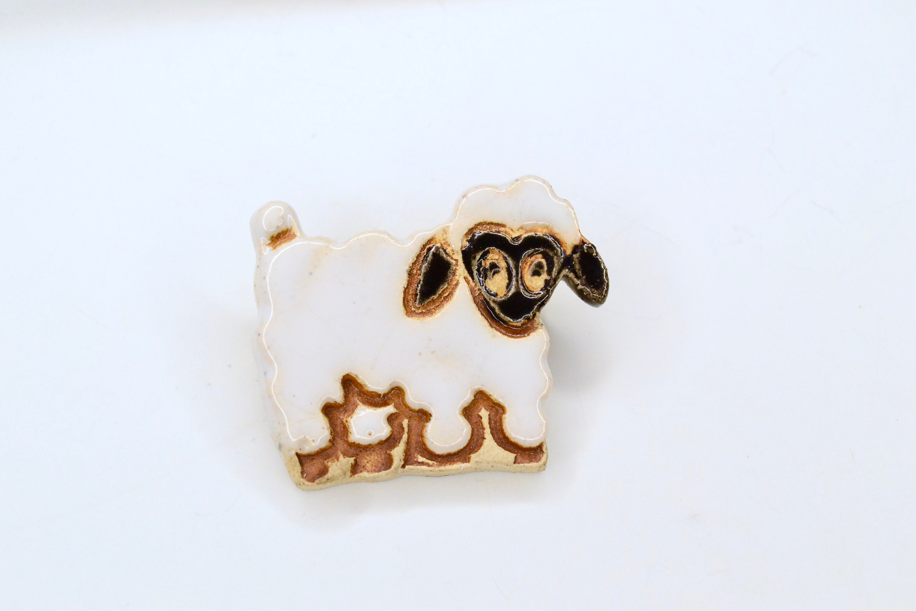 Broche Vintage Mouton En Céramique Blanc Et Gris - Cœur Miniature 2,9 Cm - Neuf Sans Emballage