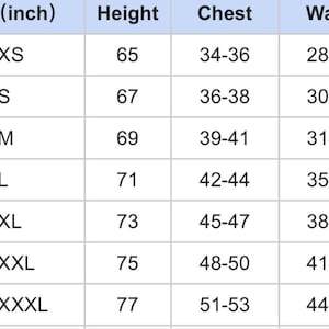 K&ouml;nnte beinhalten: Eine Gr&ouml;&szlig;entabelle f&uuml;r Herrenbekleidung mit Ma&szlig;en in Zoll. Die Tabelle umfasst Gr&ouml;&szlig;en von XS bis XXXL und listet K&ouml;rpergr&ouml;&szlig;e, Brust- und Taillenma&szlig;e auf. Zum Beispiel hat ein Male-M eine K&ouml;rpergr&ouml;&szlig;e von 175 cm, einen Brustumfang von 99-104 cm und einen Taillenumfang von 79-86 cm.
