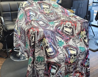 LUXUS Barber Skull Pro Cape von DISRUPT: Oversize BARBER Umhang - Leicht und atmungsaktiv, damit Ihre Kunden kühl bleiben!