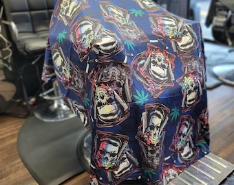 LUXUS Barber Skull Pro Umhang von DISRUPT: Übergröße 60 x 70 BARBER Umhang - Leicht & atmungsaktiv, damit Ihre Kunden kühl bleiben!