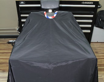 Haare schneiden Cape mit Barber Pole Trim - Cape wird verkauft, wie besehen, Wenn Sie benutzerdefinierte Stickerei wünschen, ist der Preis extra!