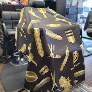 Capa Barbero Profesional Negro Con Dorado Barberia Barber