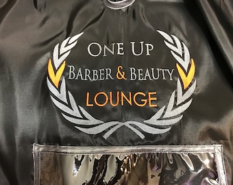 Festes Haare schneiden Cape mit Fenster wird ohne Design verkauft. Kundenspezifisches Design, Kosten sind extra. Stickerei oder Druck kostet extra.