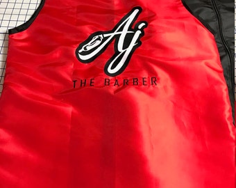 Ärmelloser Barber Smock, der ohne Design verkauft wird, COST IS EXTRA, wenn Sie ein Logo oder ein Design auf dem Smock wünschen. Smock ist ein Beispiel unserer Arbeit.
