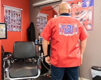 Barber Smock mit Ärmel wird verkauft, wie besehen! Wenn Sie eMBROIDERY anfordern ist Aufpreis. Wenn Sie nach einem Namen auf dem Kittel oder dem Logo fragen, fallen Kosten extra an.