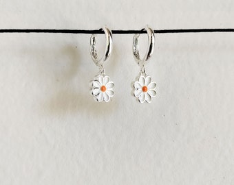 Tiny Daisy Huggie Hoop Earrings / Retro Style / 90s Fashion / 70s Accessories / Lightweight / Funky Jewelry / Simple Floral Earrings