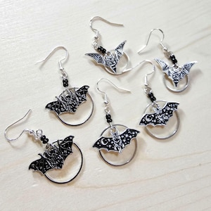 Pendientes de murciélago. Luna y estrellas. Joyería de brujas. Alternativa. Grunge. Hipoalergénica. Pendientes de esmalte.