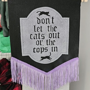 Könnte beinhalten: Ein Set aus drei Keramikbechern mit gesprenkelter, matter Oberfläche. Die Becher sind in Blau-, Grün- und Weißtönen gehalten. Jeder Becher hat ein schlichtes, modernes Design, perfekt für Kaffee oder Tee.