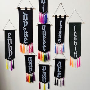 手作りのプライドフラッグバナー。クィア、トランスジェンダー、レズビアン、エース、パンセクシャル、ゲイ。