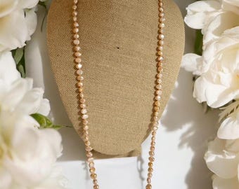 Collar vintage de perlas de agua dulce color rosa melocotón: 86 cm de largo, cuerda de lujo, collar de perlas anudado a mano, perlas vintage, collar de longitud ópera.