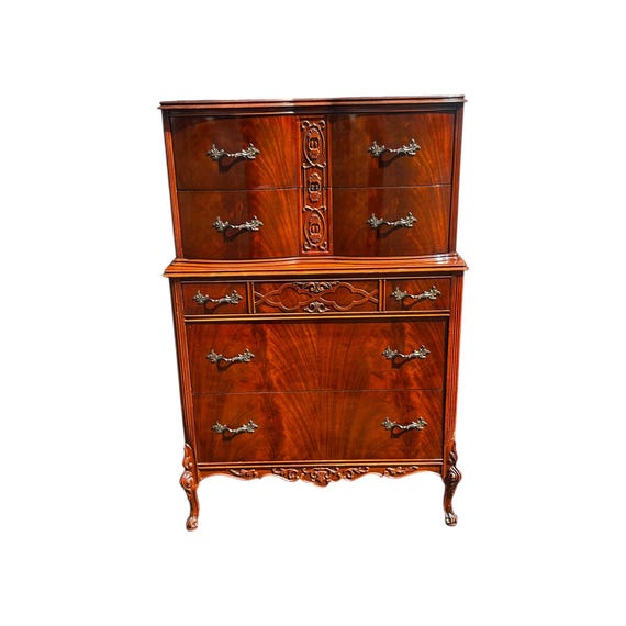 Vanleigh Attributed Early 1900s Flame Mahogany Carved Chest of drawers Louis XV