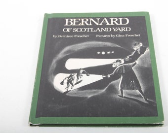 Pode incluir: Um livro de capa dura verde intitulado "Bernard of Scotland Yard" de Berniece Freschet com ilustrações de Gina Freschet. A capa apresenta uma ilustração em preto e branco de um homem de casaco que ilumina com uma lanterna três figuras que fogem.