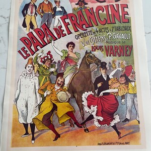 Puede incluir: Un cartel vintage para la opereta "Le Papa de Francine" de Louis Varney. El cartel presenta una ilustración colorida de un grupo de artistas en varios trajes, incluyendo un payaso, una mujer montando un caballo y un hombre tocando un tambor. El cartel está impreso en rojo, amarillo, azul y verde.