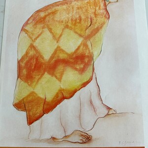Könnte beinhalten: Ein Druck mit der Illustration einer Person mit dunklem Haar, die in eine orange-gelbe Decke mit Rautenmuster über einem weißen Kleidungsstück gehüllt ist. Der Text R. C. Gorman, White Buffalo Gallery und Wichita, Kansas steht unten.
