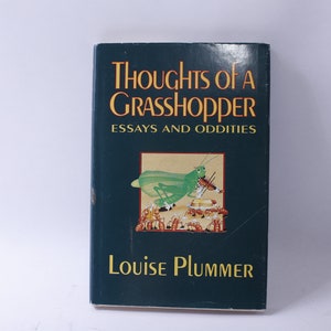 Könnte beinhalten: Ein dunkelgrünes Buch mit dem Titel "Thoughts of a Grasshopper: Essays and Oddities" von Louise Plummer. Der Umschlag zeigt eine Illustration eines grünen Grashüpfers, der Geige spielt, umgeben von einer Gruppe roter Ameisen.