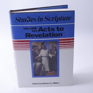 Può includere: Un libro intitolato "Studies in Scripture, Volume Six: Acts to Revelation" con una copertina blu e un dipinto di Gesù e i suoi discepoli sulla copertina.