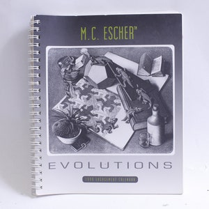 Puede incluir: Una imagen en blanco y negro de un calendario de M.C. Escher de 1995 titulado "Evolutions". La portada presenta una naturaleza muerta con un libro, una botella, un vaso, una planta y una forma geométrica. La imagen está rodeada por un borde gris.