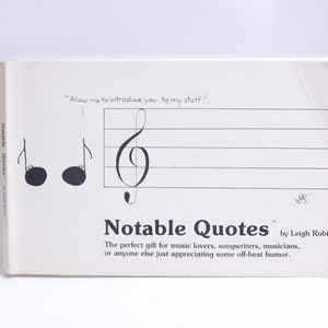 Könnte beinhalten: Ein weißes Buch mit einer Schwarzweißillustration von Noten und einem Violinschlüssel. Der Buchtitel lautet "Notable Quotes" von Leigh Rubin. Der Text lautet "Das perfekte Geschenk für Musikliebhaber, Songwriter, Musiker oder alle, die einfach etwas Offbeat-Humor schätzen."