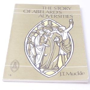 Puede incluir: Una cubierta de libro de color marrón claro con el título "The Story of Abelard's Adversities" en texto negro. La cubierta presenta una ilustración de estilo medieval de un grupo de personas con túnicas, sobre un fondo amarillo.