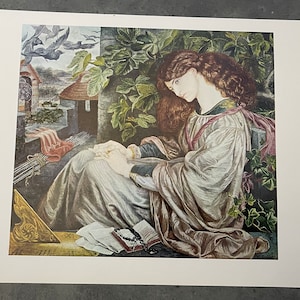 以下が含まれることがあります： 庭園の風景の中で、ゆったりとしたガウンを着た女性が座っている絵画のヴィンテージプリント。彼女は本とロザリオを持っています。背景には石の壁と緑豊かな植物が描かれています。