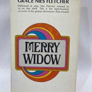 Peut inclure: Couverture de livre vintage pour "Merry Widow" de Grace Nies Fletcher. La couverture présente un design rétro avec un arc-en-ciel et le titre en lettres grasses. Le texte au-dessus du titre décrit le contenu du livre.