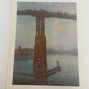 Pode incluir: Uma pintura de uma ponte sobre um rio ao entardecer. A ponte é feita de metal e tem uma grande torre no centro. O rio está calmo e reflete a luz da cidade à distância. O céu é de um azul suave e algumas estrelas são visíveis.