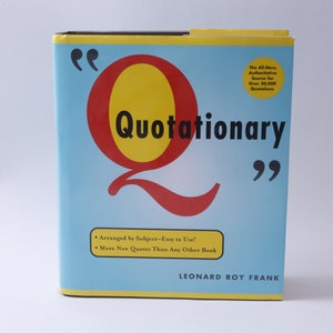 Könnte beinhalten: Ein blaues Buch mit einem großen roten und gelben "Q" auf dem Cover. Der Titel des Buches lautet "Quotationary" und der Untertitel lautet "The All-New Authoritative Source for Over 30,000 Quotations".