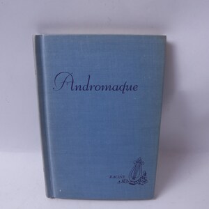 Könnte beinhalten: Ein blaues Hardcover-Buch mit dem Titel "Andromaque" und dem Autor "RACINE" auf dem vorderen Umschlag.