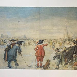 Può includere: Una stampa d'epoca raffigurante una scena invernale con figure che pattinano e giocano su uno specchio d'acqua ghiacciata. La stampa presenta persone in abiti d'epoca, un cane e una barca a vela sullo sfondo.