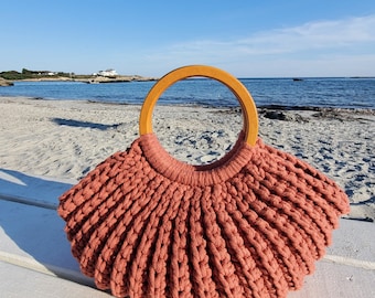 Mellie Purse - Large Crochet Handbag with Wooden Handles