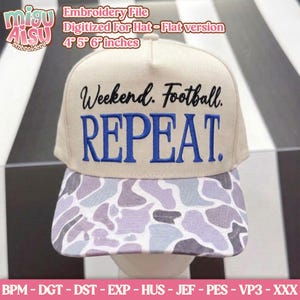 Op de afbeelding: Een beige honkbalpet met de geborduurde zwarte tekst Weekend. Football. en de blauwe tekst REPEAT. De klep heeft een paars en grijs camouflagepatroon. Het ontwerp is gelabeld als een borduurbestand voor 4, 5 en 6 inch.