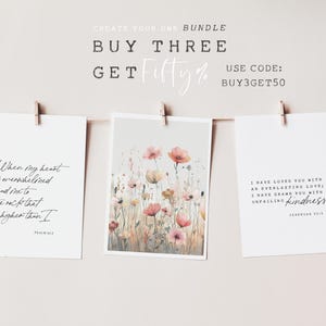 Puede incluir: Tres impresiones de arte de pared imprimibles con citas inspiradoras y un dise&ntilde;o floral de acuarela. Las impresiones presentan el texto "Cuando mi coraz&oacute;n est&aacute; abrumado, ll&eacute;vame a la roca que es m&aacute;s alta que yo", "Te he amado con un amor eterno; te he atra&iacute;do con una bondad inquebrantable", y una pintura de acuarela de flores rosas.
