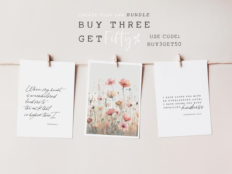 Puede incluir: Tres impresiones de arte de pared imprimibles con citas inspiradoras y un dise&ntilde;o floral de acuarela. Las impresiones presentan el texto "Cuando mi coraz&oacute;n est&aacute; abrumado, ll&eacute;vame a la roca que es m&aacute;s alta que yo", "Te he amado con un amor eterno; te he atra&iacute;do con una bondad inquebrantable", y una pintura de acuarela de flores rosas.
