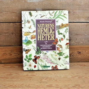 Swedish edition of Small Wonders.... Mari Friend, Vintage Flower Illustrations, Nature Book, Nature Guide, Nature Explained, Children's Nature Book