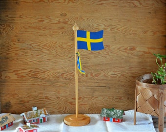 Schwedische Fahnenstange aus Holz, Mittsommerdeko, Midsommarfest, schwedische Tischdeko, Midsommar feiern, schwedisches Mittsommerfest