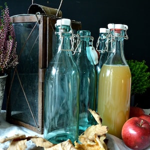 Uralte Glasflaschen mit Porzellandeckel, blaue Glasflaschen, Bügelverschluss, Keramikdeckel, shabby, brocante, antike Flaschen