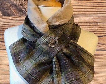 Schottischer Tweed-Schal aus 100% Wolle, Halswärmer, Halstuch, Tartan Cowl Snood. Mit keltischer Brosche.