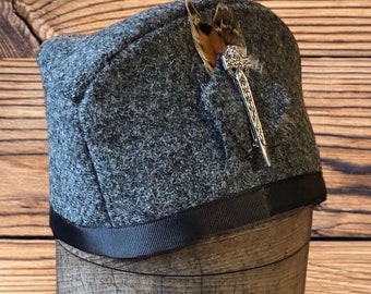 Harris Tweed® Glengarry, bonnet écossais gris, vêtements des Highlands, balmoral militaire, tam des Highlands, épingle celtique.