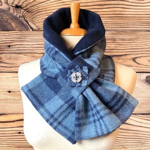 Écharpe en tweed Harris Tweed bleu à carreaux écossais, tweed 100 % laine tartan. Capuche. Cache-cou. Tour de cou en tweed. Tour de cou en tweed. Épingle celtique incluse.