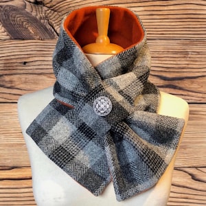 Écharpe Harris Tweed® 100 % laine tweed écossais, col bénitier, cache-cou, cache-cou à carreaux gris. Tour de cou en tweed. Broche amovible incluse.