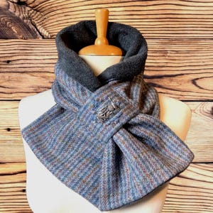Écharpe Harris Tweed® écossais 100 % laine tweed. Capuche. Cache-cou. Tour de cou en tweed. Tour de cou en tweed. Broche chardon incluse.