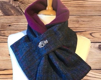 Harris Tweed® Scottish 100% Wolle Tweed Schal. Schal. Halswärmer. Tweed Hals Gamasche. Blau karierter Tweed-Halswärmer. Distel Brosche enthalten.