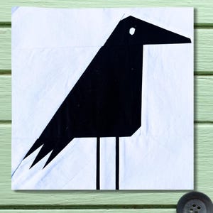 Puede incluir: Ilustración geométrica de un cuervo negro sobre fondo blanco. El cuervo está representado con un pico triangular, un ojo pequeño y un cuerpo estilizado. La obra de arte está sobre un fondo blanco, con las patas del cuervo extendiéndose hacia abajo.