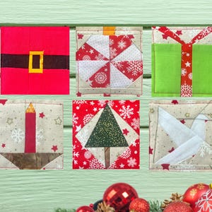 Peut inclure: Six carrés de tissu ornés de motifs de Noël. Les motifs comprennent la ceinture du Père Noël, un flocon de neige, un cadeau emballé, une bougie, un sapin de Noël et une colombe. Ils sont disposés sur une surface en bois vert clair.