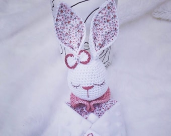 Doudou lapin plat fait main personnalisé crochet et liberty