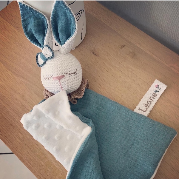 Doudou Lapin double gaze et crochet vert sauge personnalisé